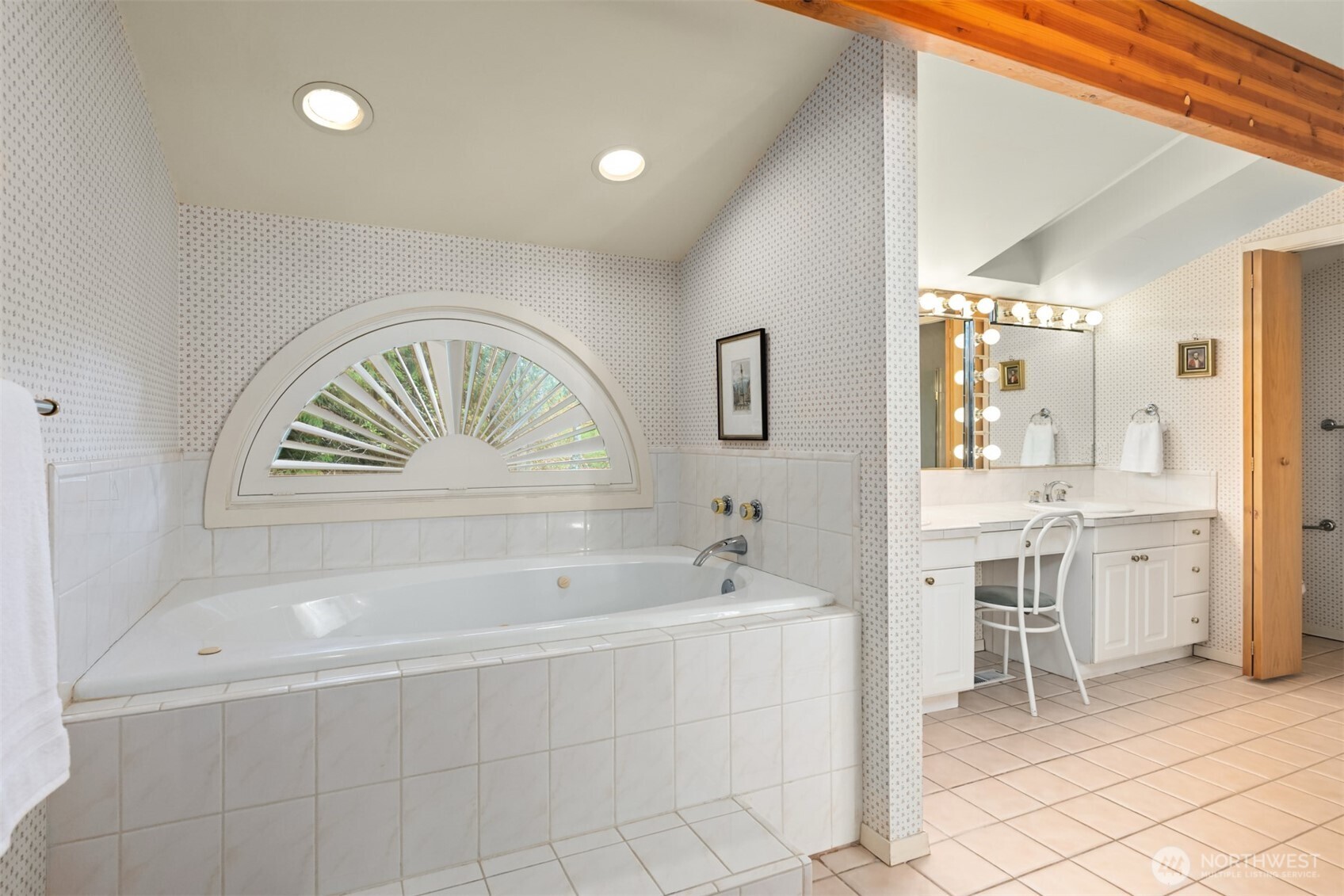4331 Rhodes End NE, Bainbridge Island, WA 98110-3270