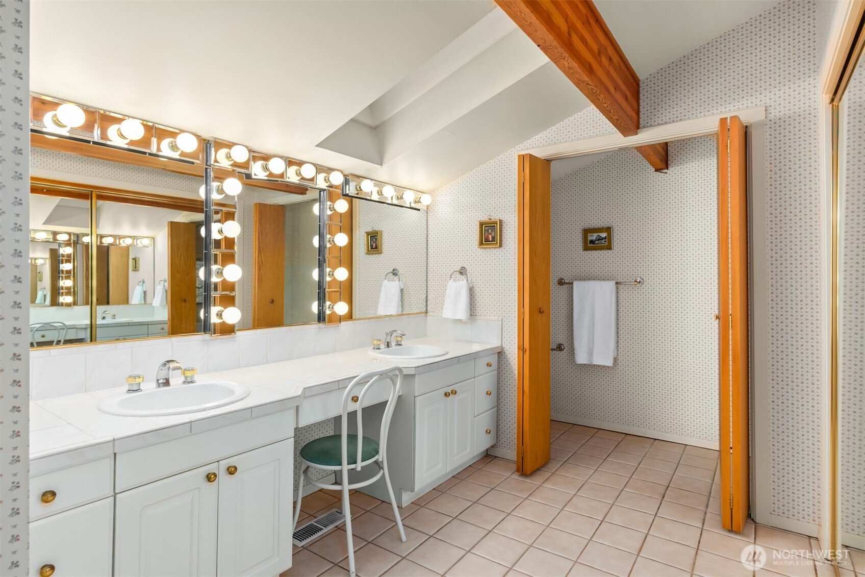 4331 Rhodes End NE, Bainbridge Island, WA 98110-3270