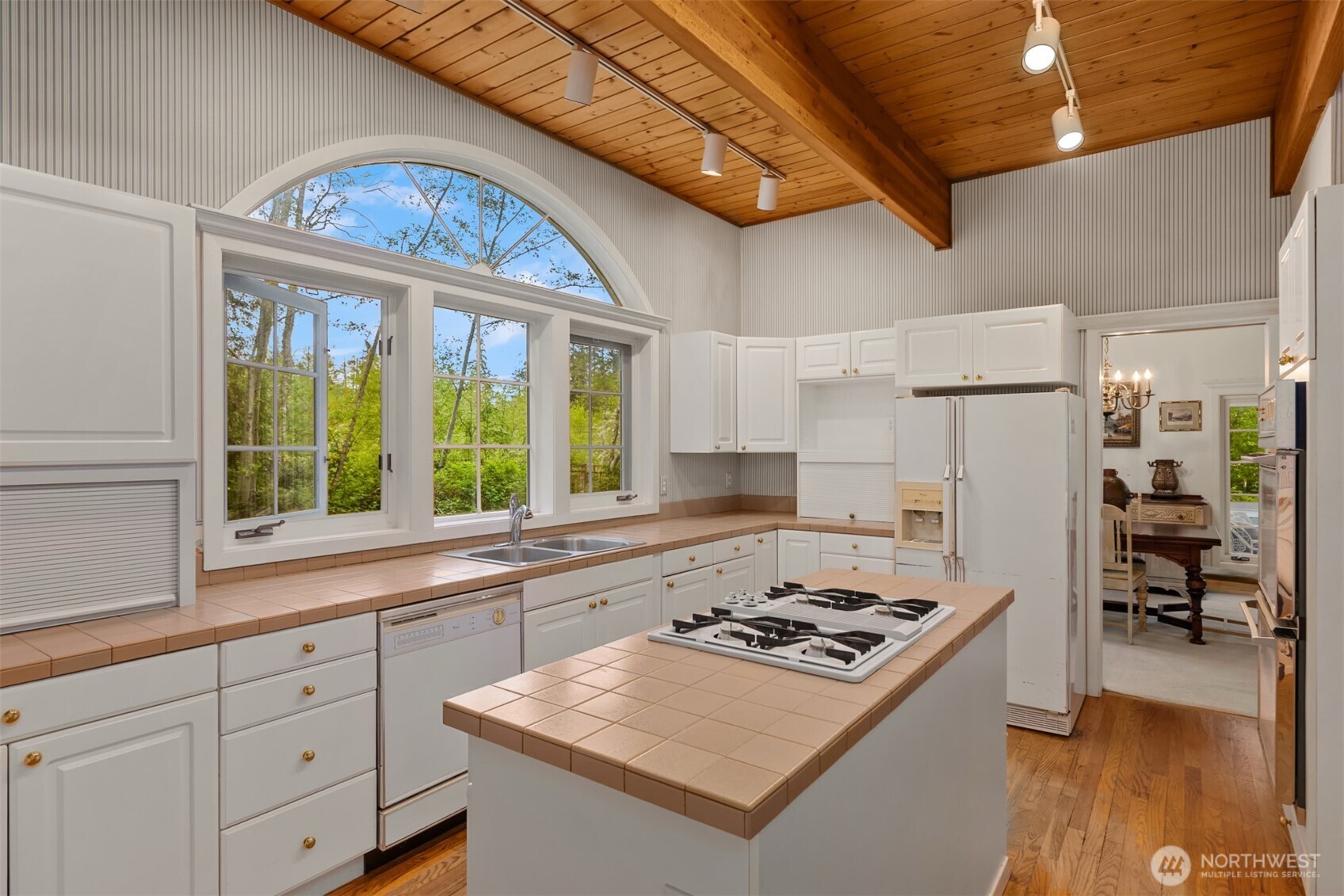 4331 Rhodes End NE, Bainbridge Island, WA 98110-3270