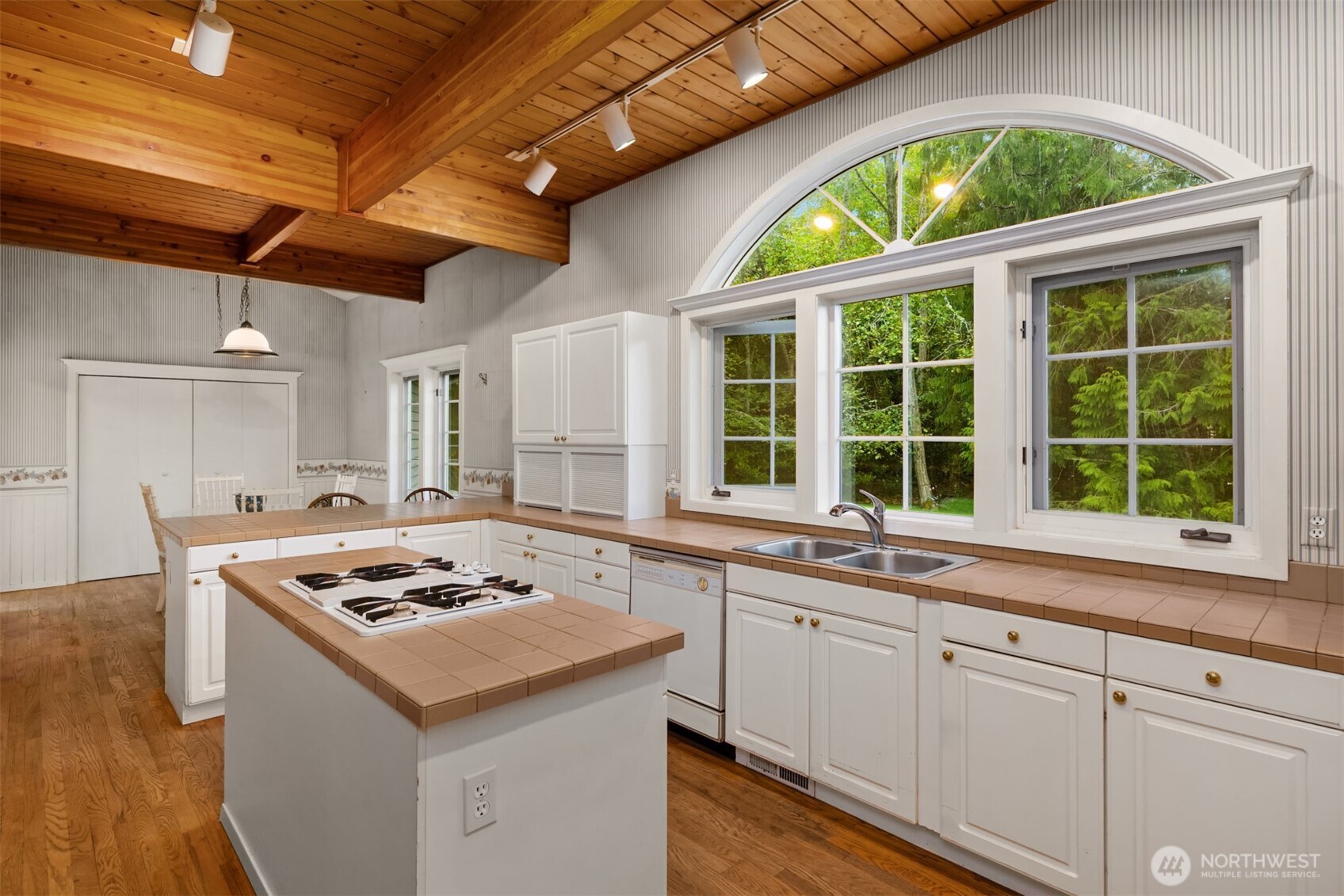 4331 Rhodes End NE, Bainbridge Island, WA 98110-3270