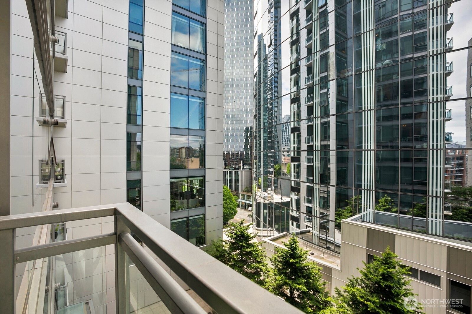 820 Blanchard Street #910, Seattle, WA 98121