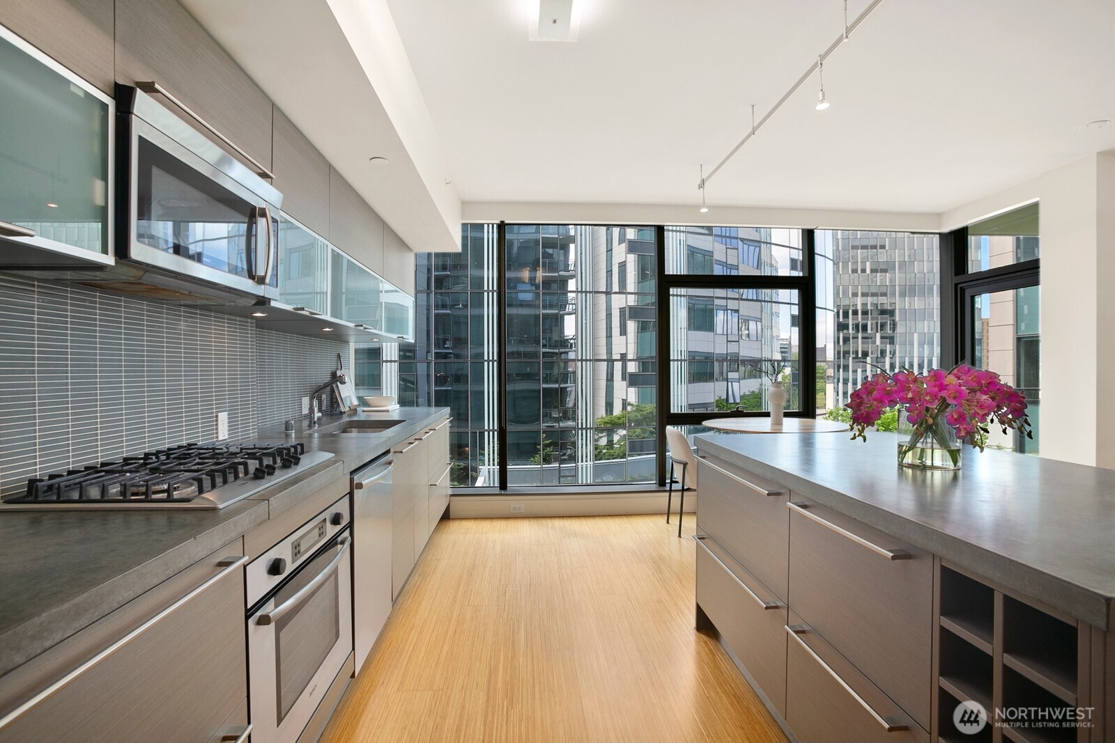 820 Blanchard Street #910, Seattle, WA 98121