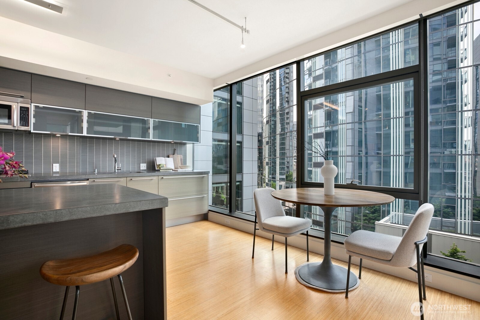820 Blanchard Street #910, Seattle, WA 98121