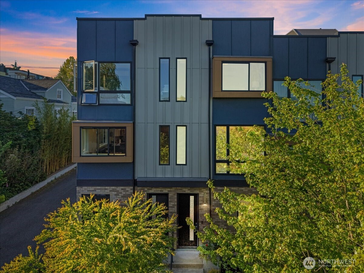 2310 W Newton Street , Seattle, WA 98199
