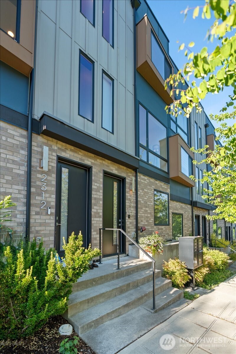2310 W Newton Street , Seattle, WA 98199