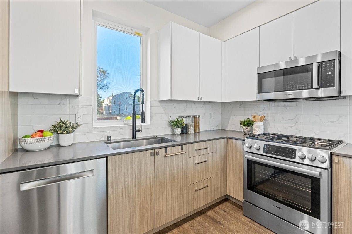 2310 W Newton Street , Seattle, WA 98199