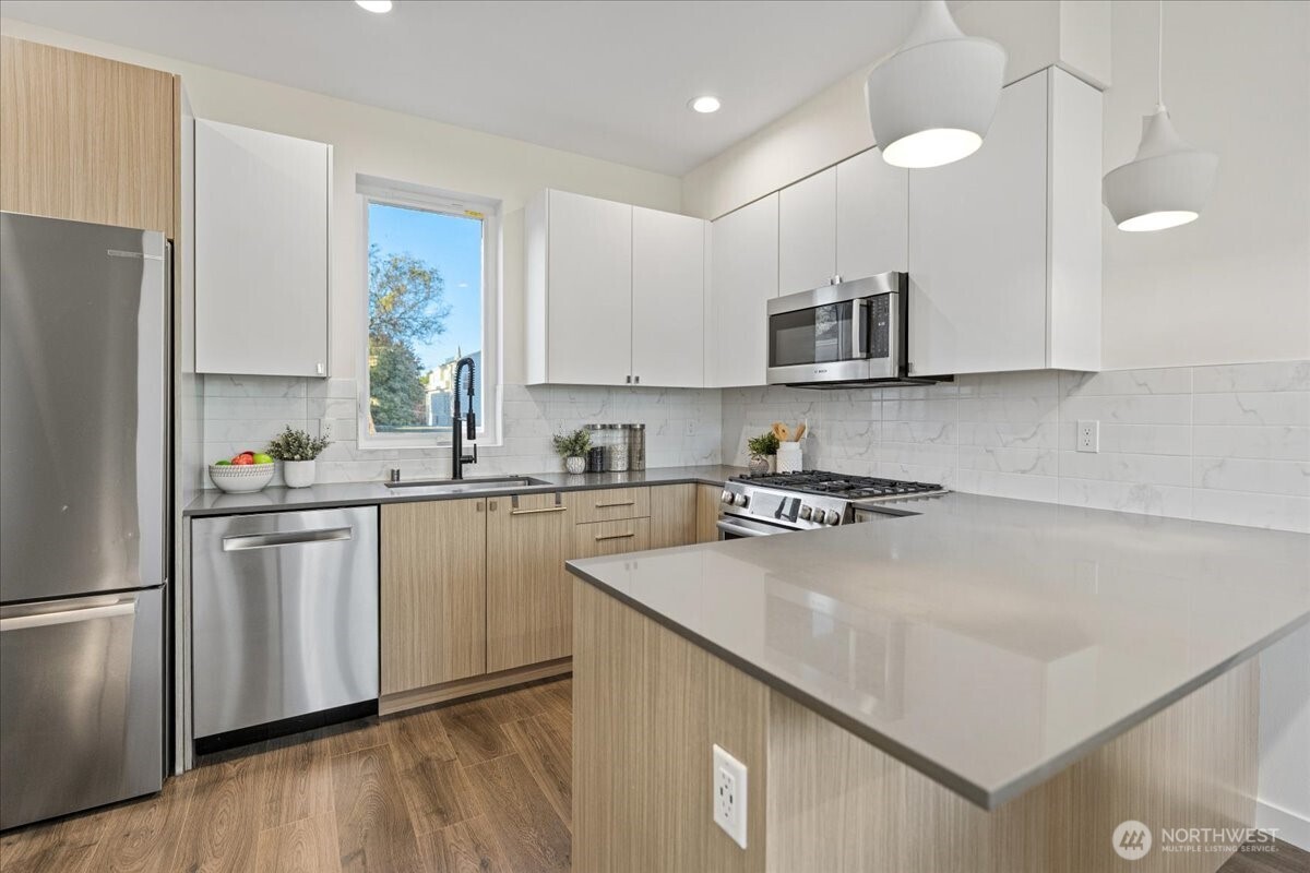 2310 W Newton Street , Seattle, WA 98199
