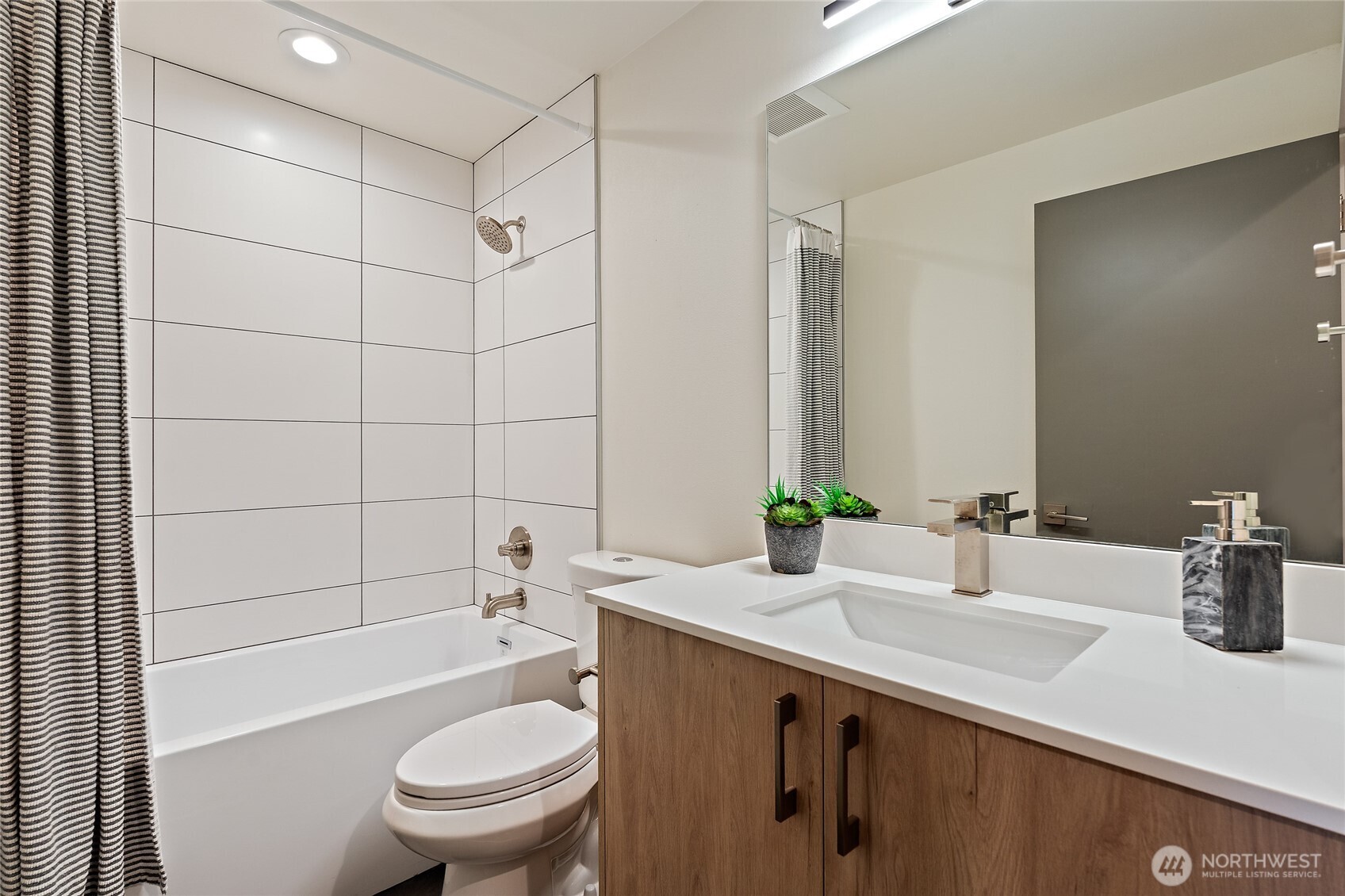 8424 24th Avenue SW, Seattle, WA 98106
