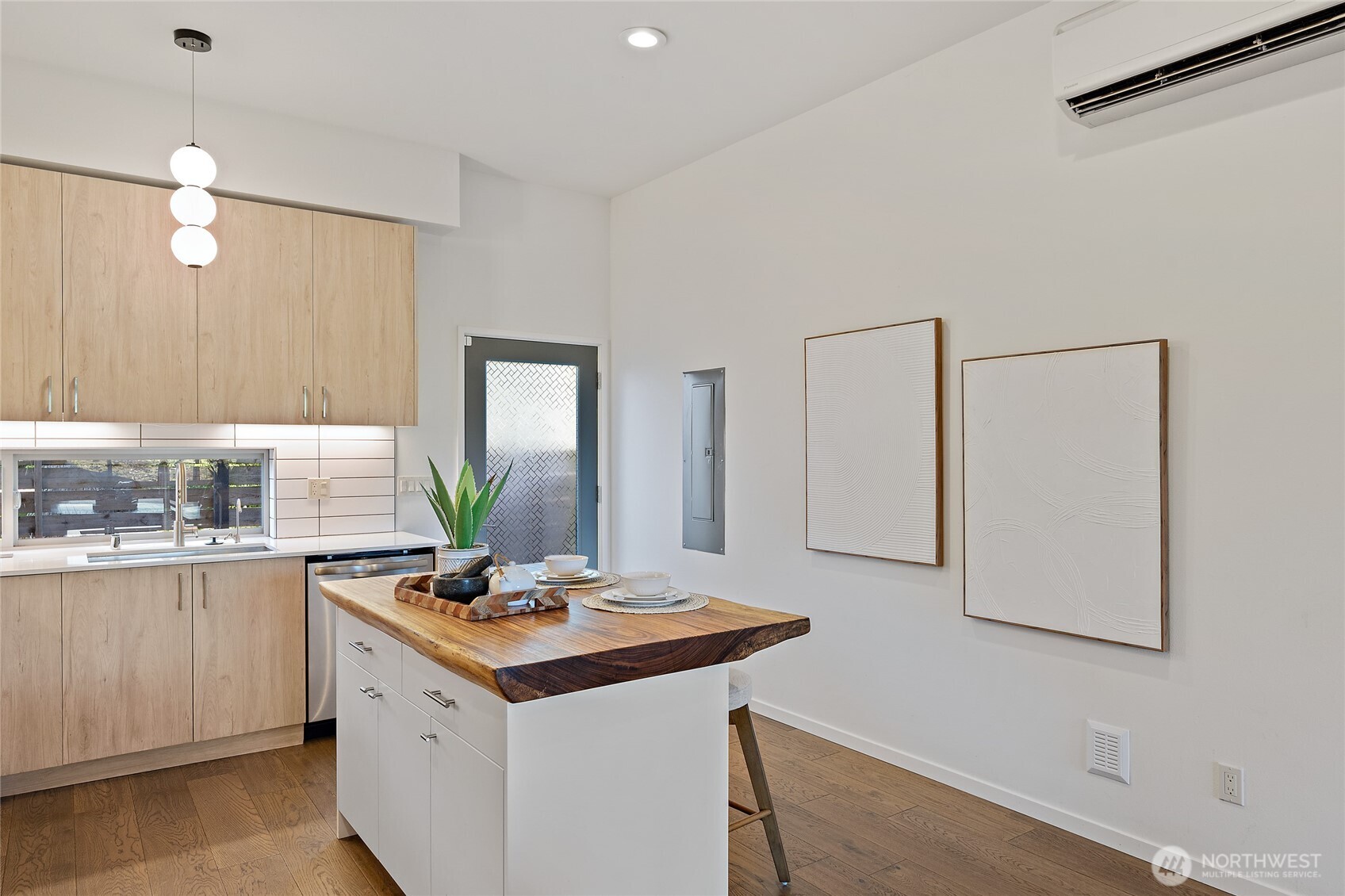 8424 24th Avenue SW, Seattle, WA 98106