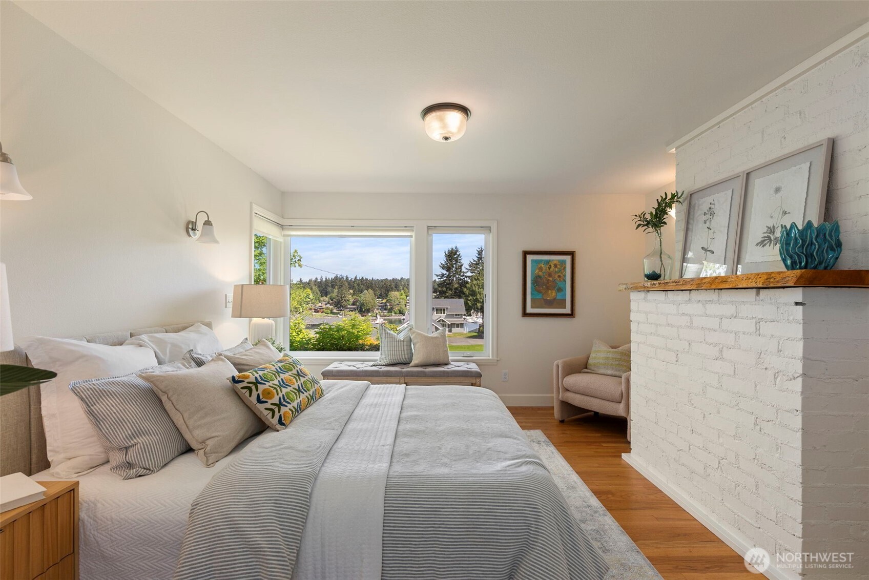 5930 Rose Loop NE, Bainbridge Island, WA 98110