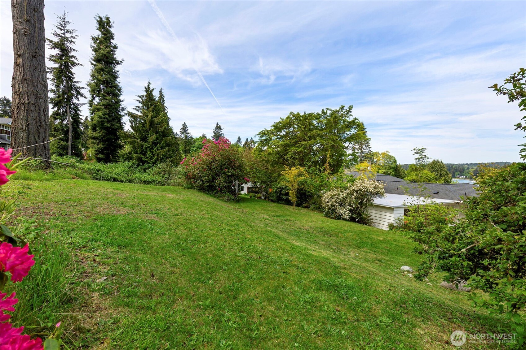 5930 Rose Loop NE, Bainbridge Island, WA 98110