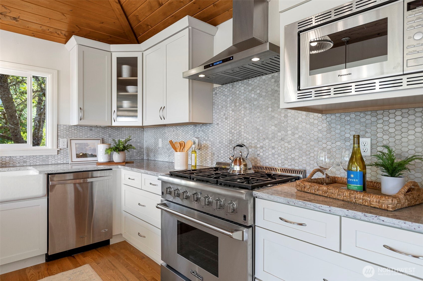 5930 Rose Loop NE, Bainbridge Island, WA 98110