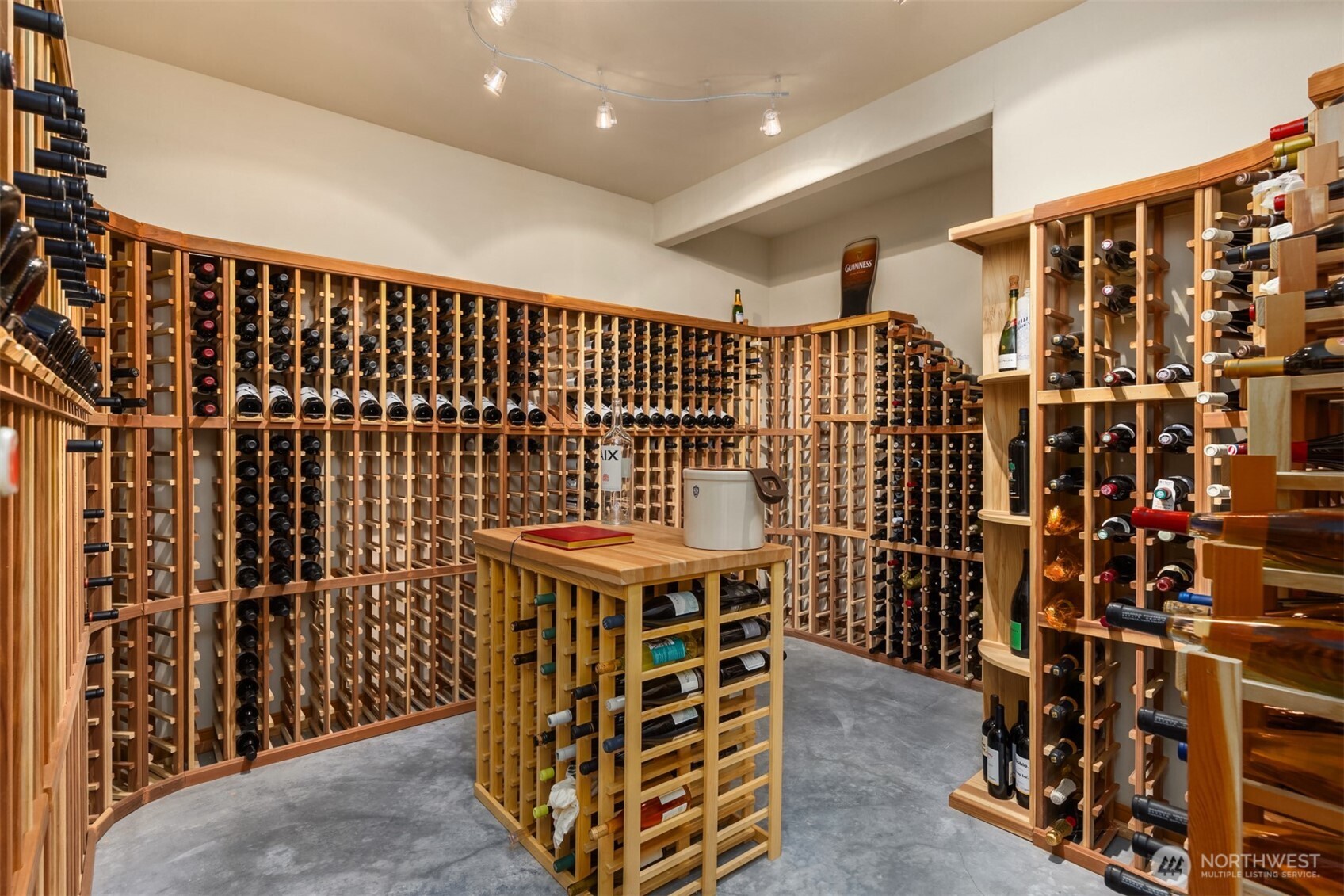 5976 NE Whitmore Way , Bainbridge Island, WA 98110