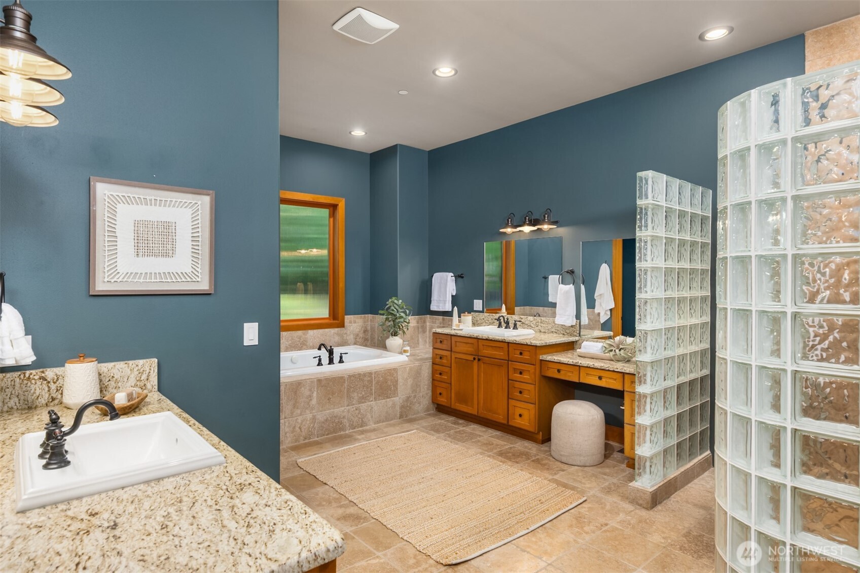 5976 NE Whitmore Way , Bainbridge Island, WA 98110