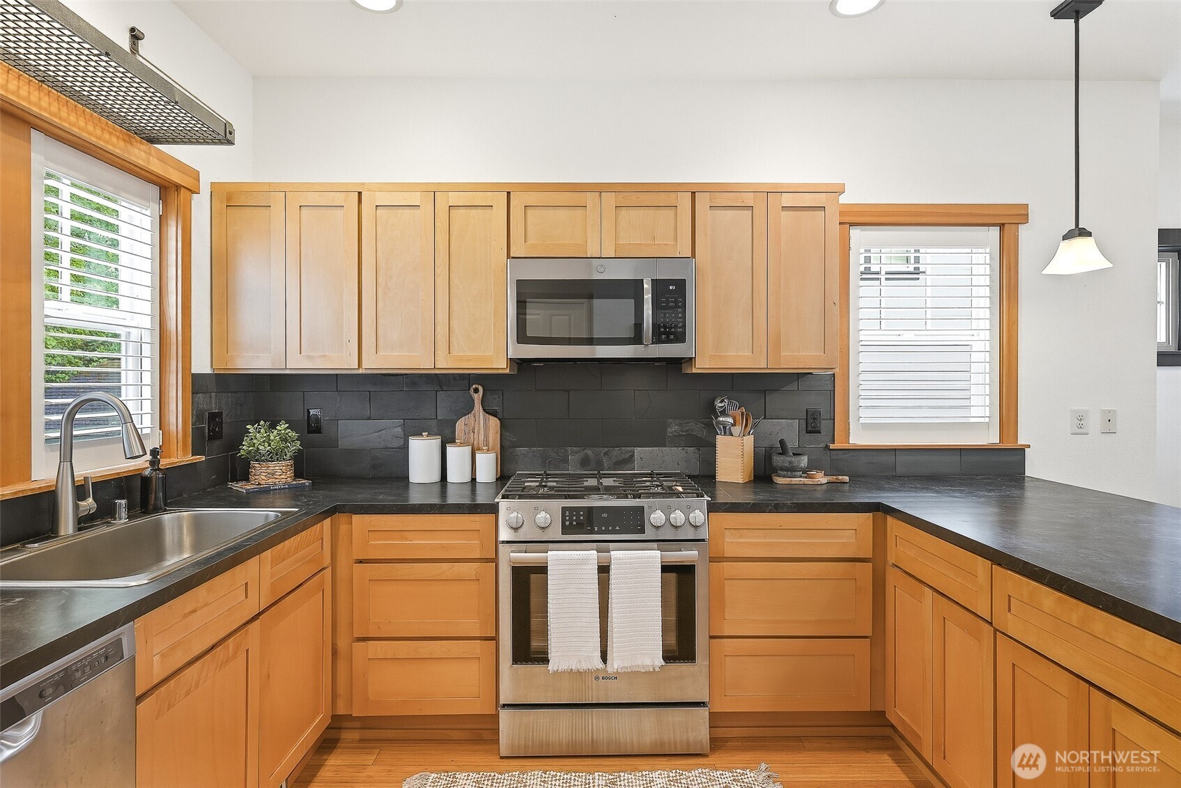 1723 Bungalow Way NE, Poulsbo, WA 98370