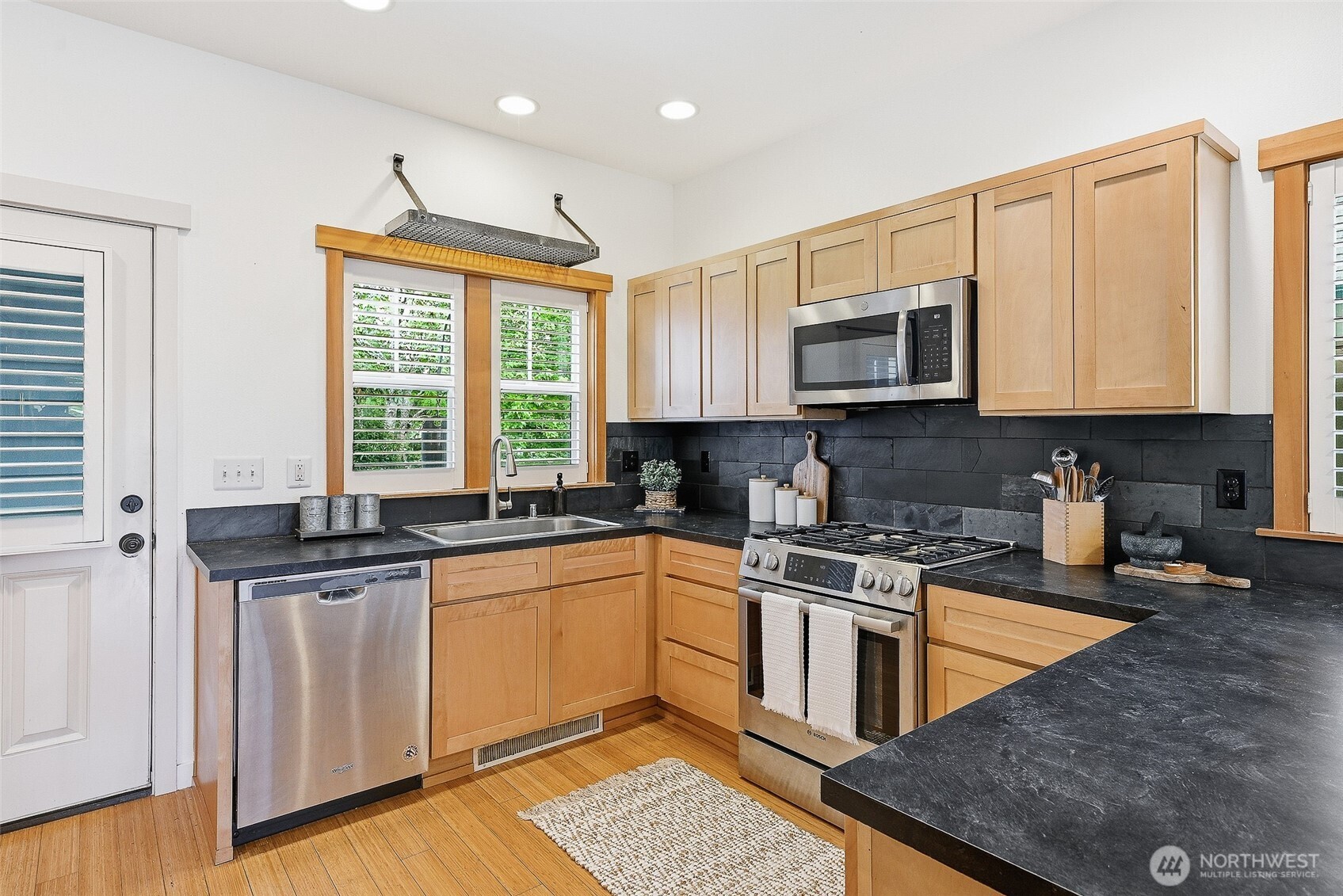 1723 Bungalow Way NE, Poulsbo, WA 98370
