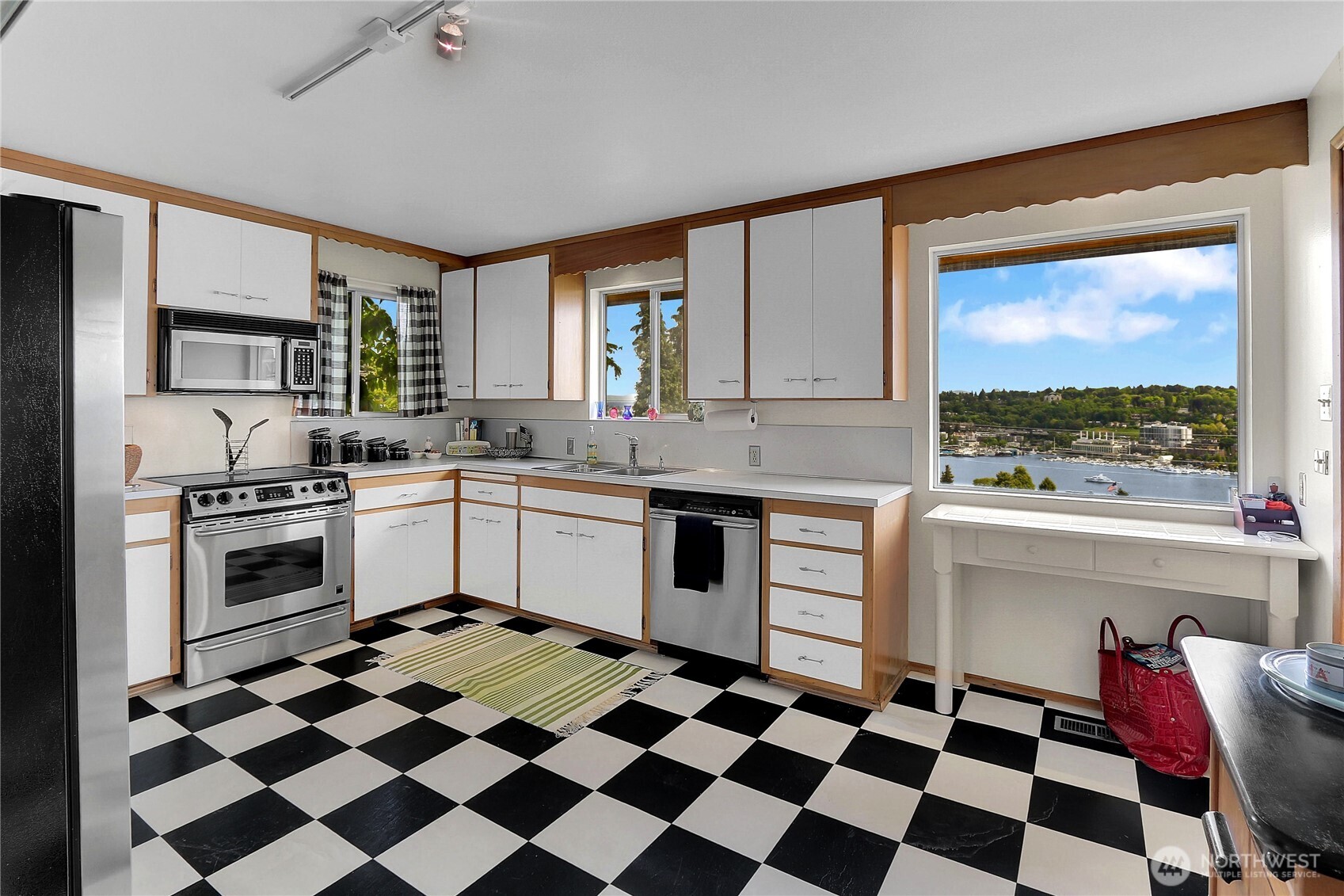438 Comstock Place , Seattle, WA 98109