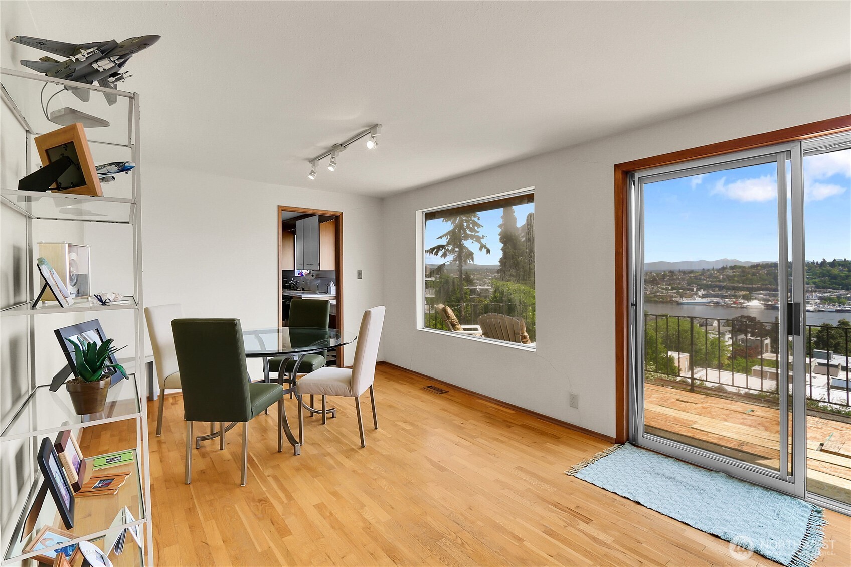 438 Comstock Place , Seattle, WA 98109