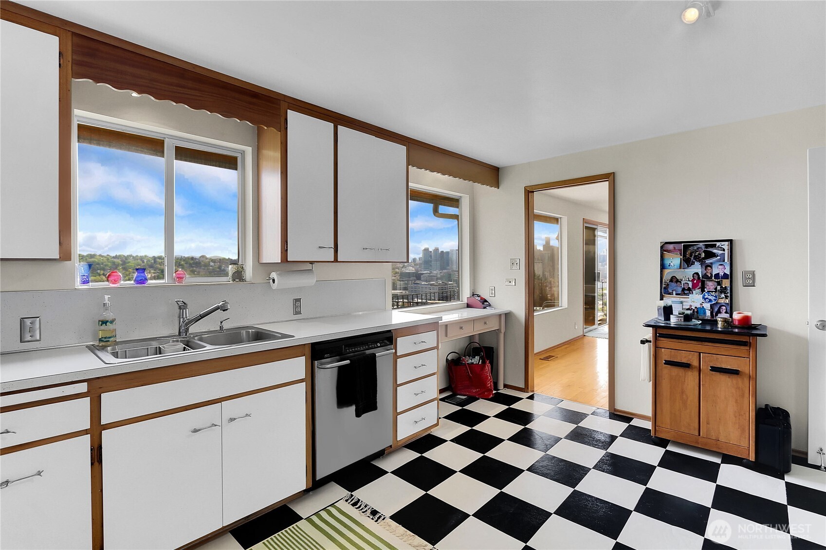 438 Comstock Place , Seattle, WA 98109