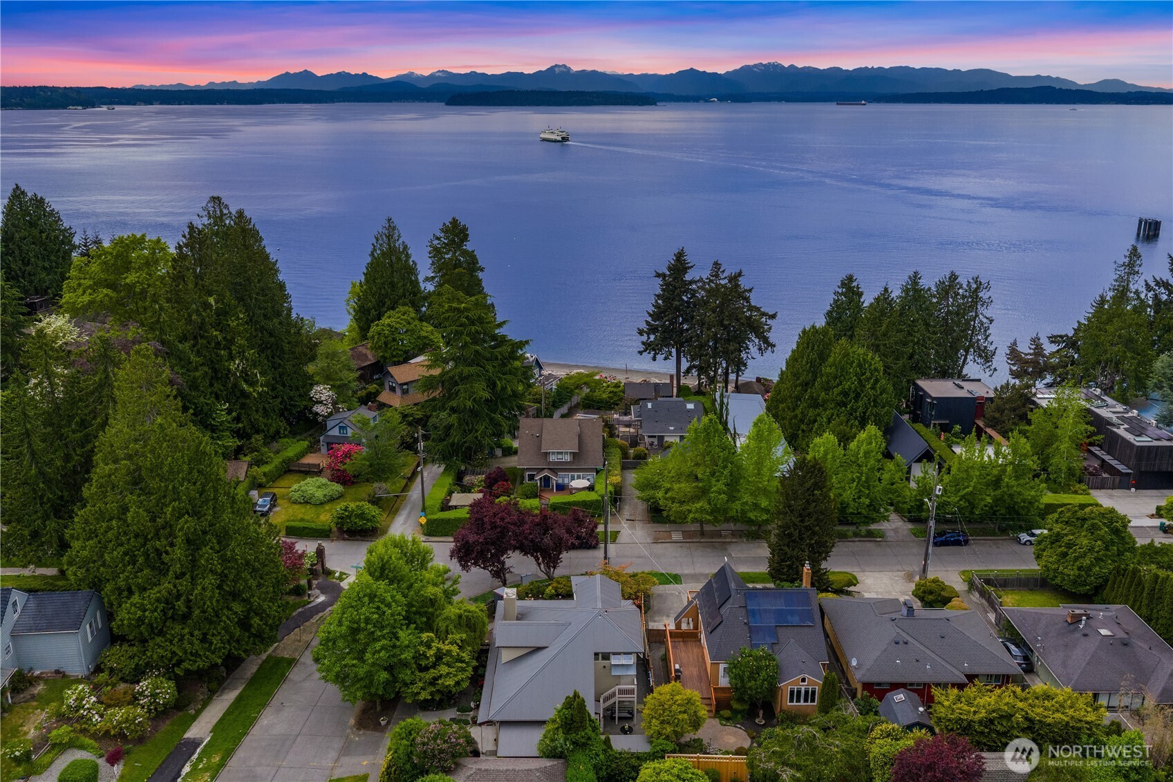 4712 SW Brace Point Dr , Seattle, WA 98136-2612