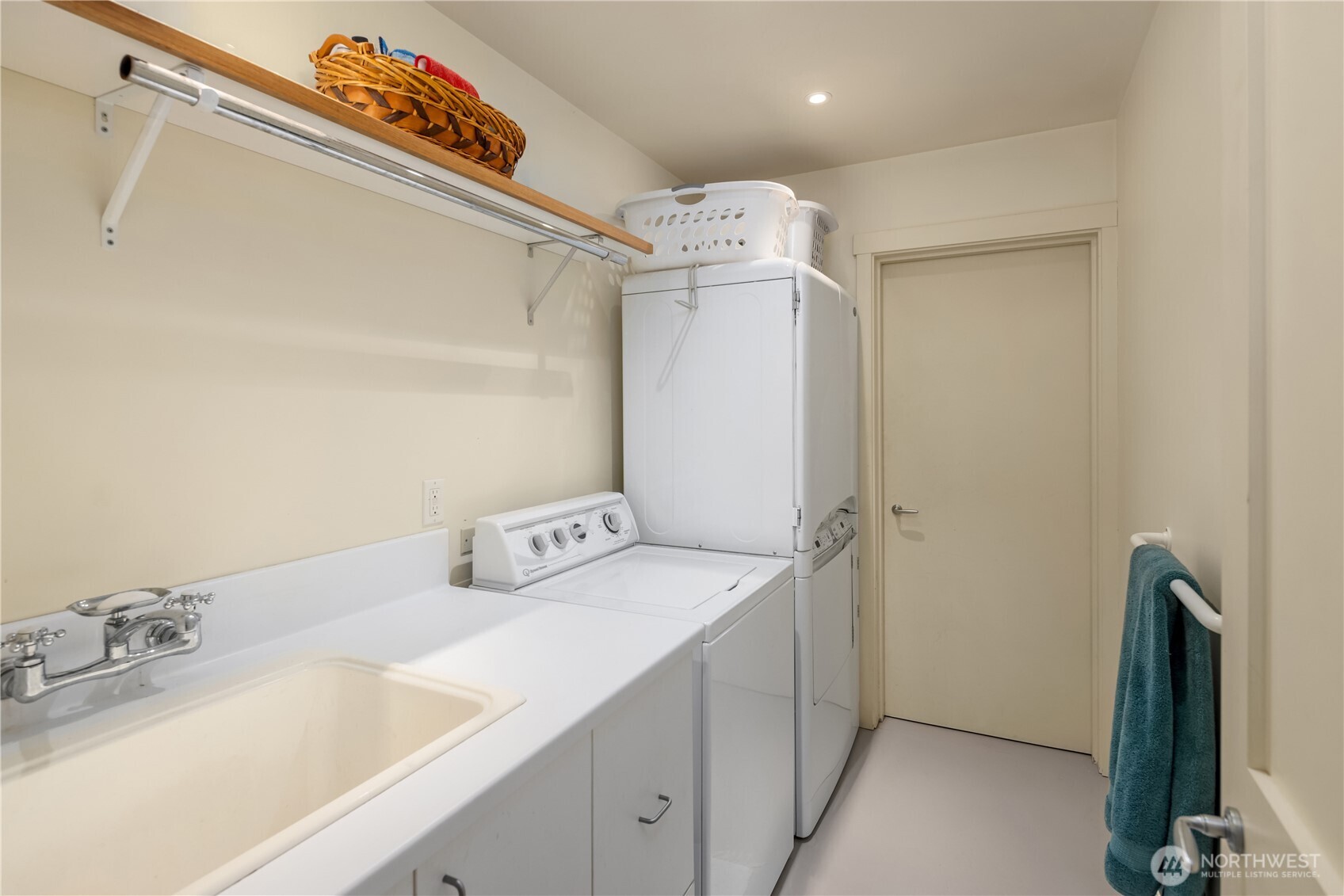 4712 SW Brace Point Dr , Seattle, WA 98136-2612