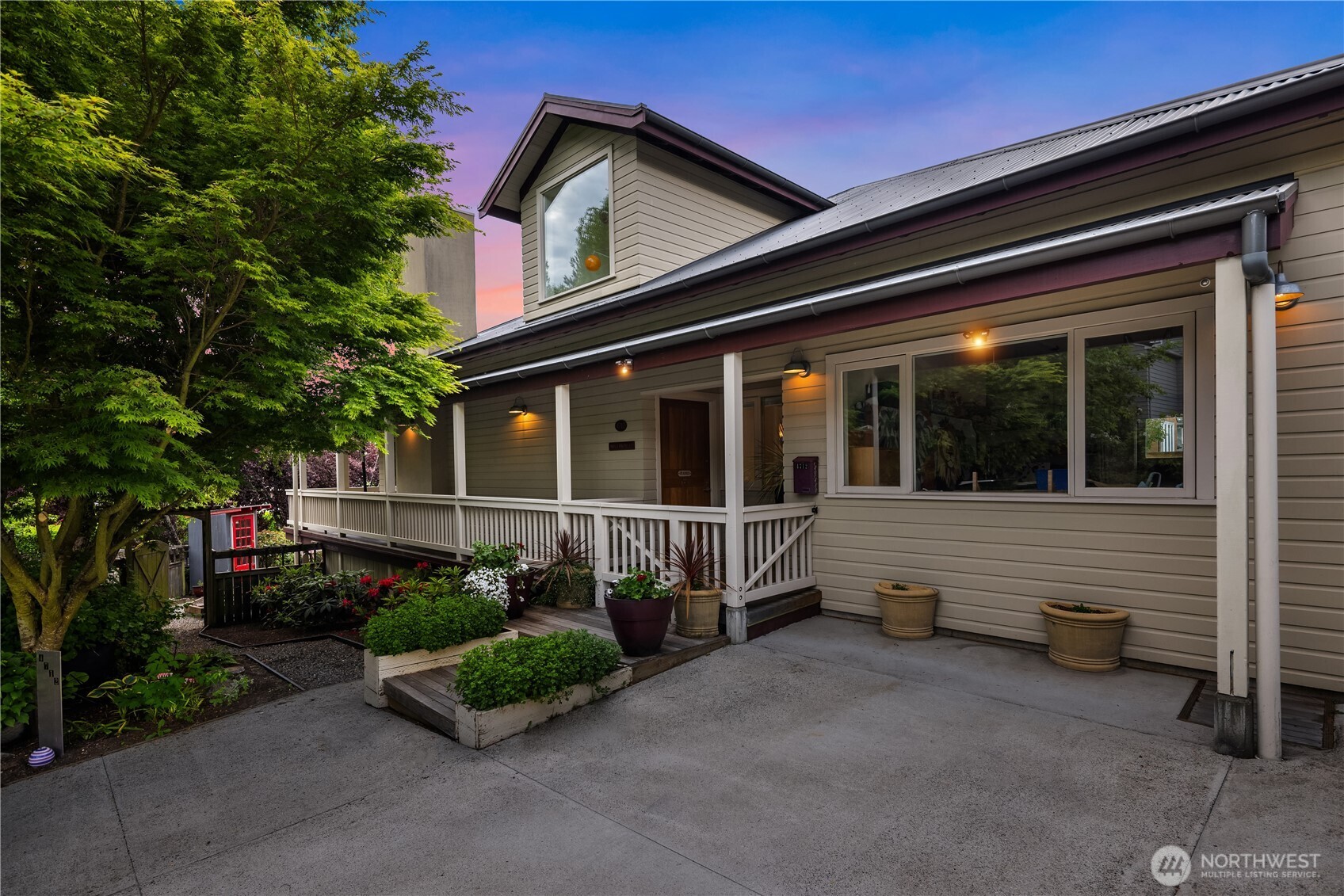 4712 SW Brace Point Dr , Seattle, WA 98136-2612