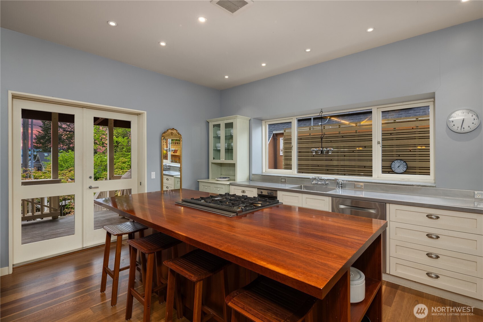 4712 SW Brace Point Dr , Seattle, WA 98136-2612