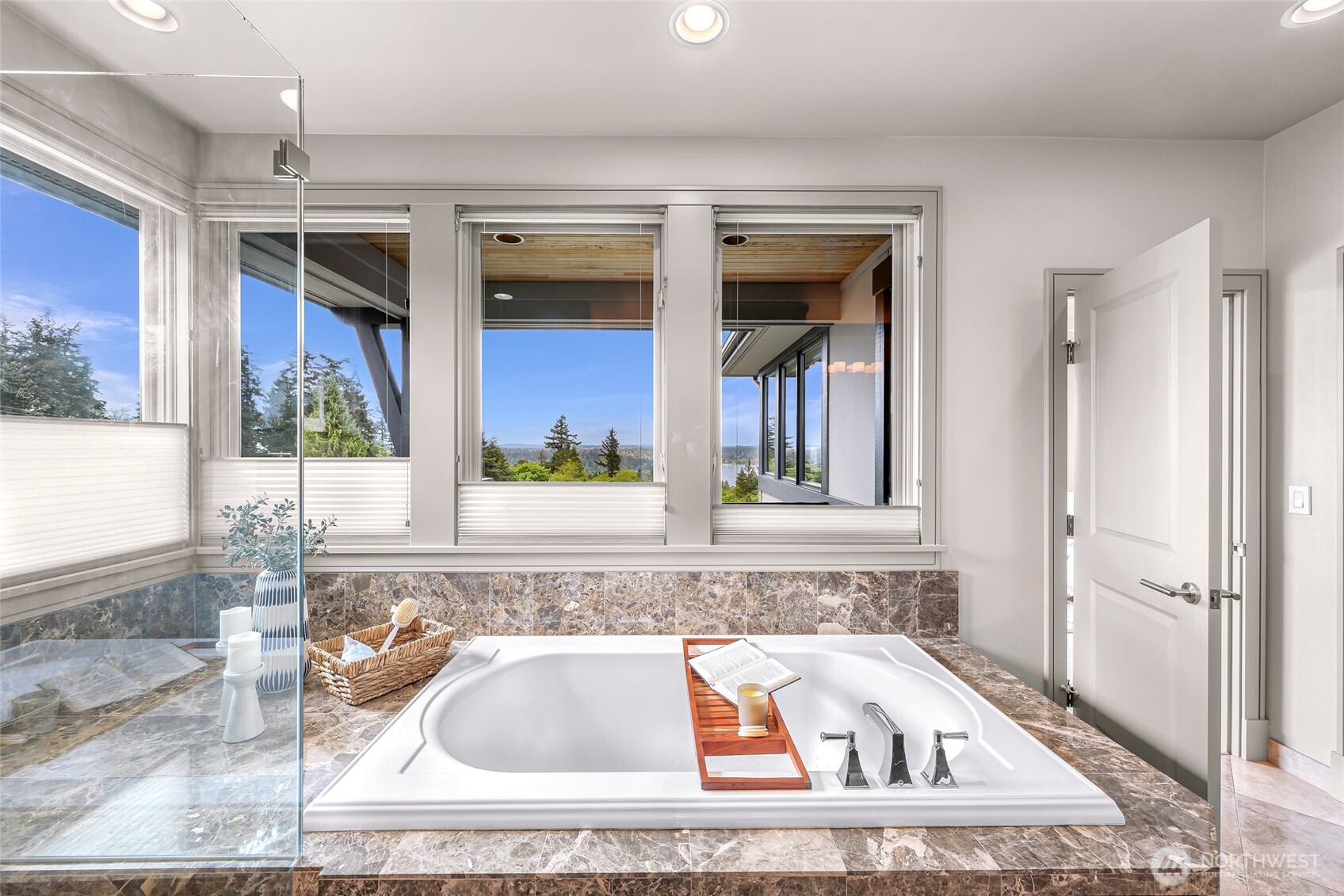 8451 SE 44th Street , Mercer Island, WA 98040