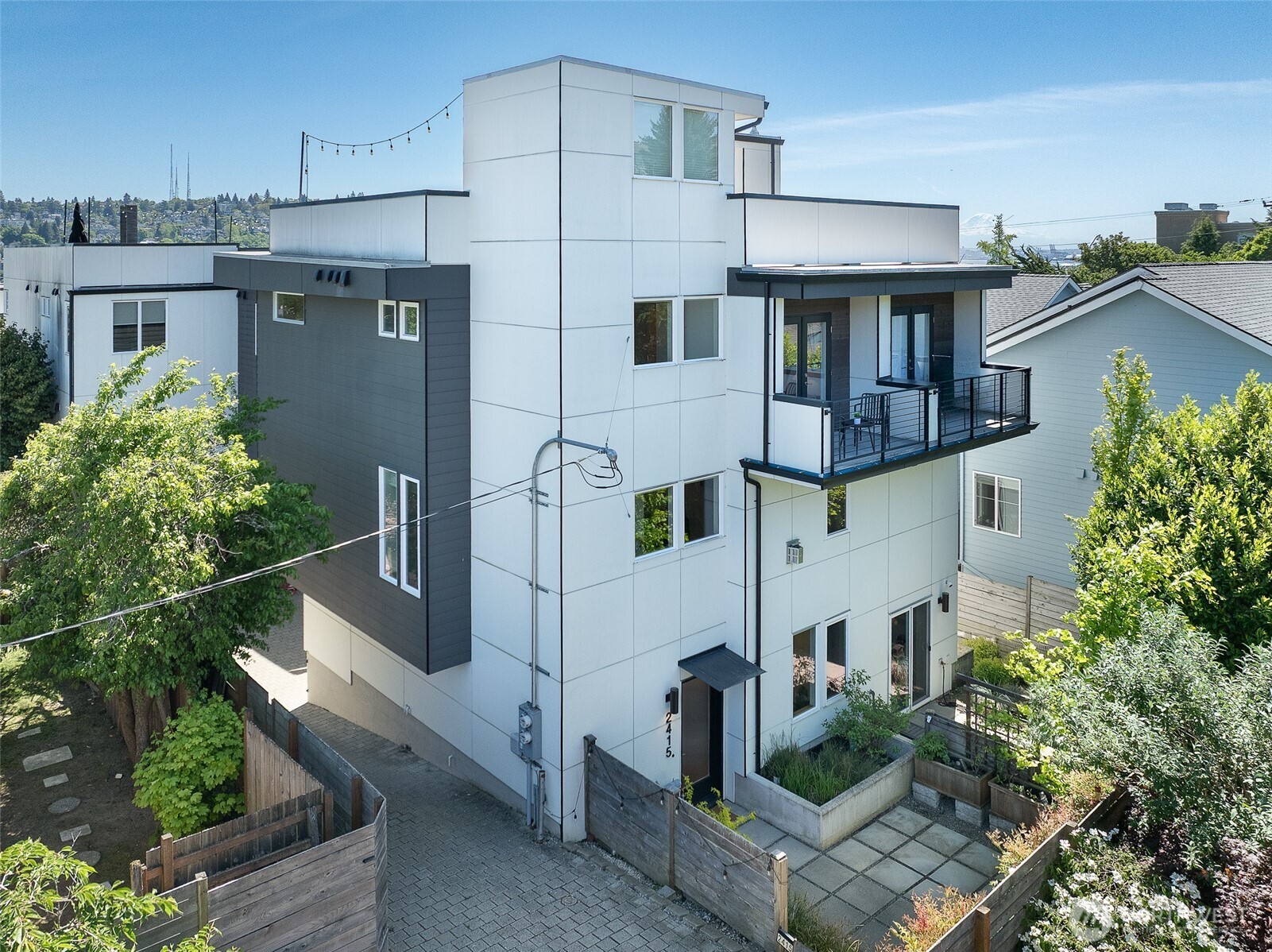 2415 W Lynn Street , Seattle, WA 98199