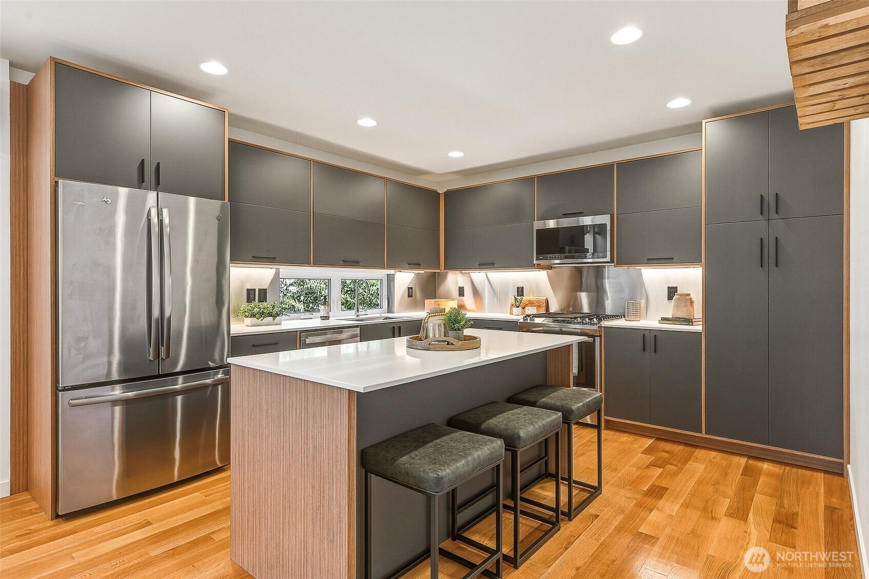 2415 W Lynn Street , Seattle, WA 98199