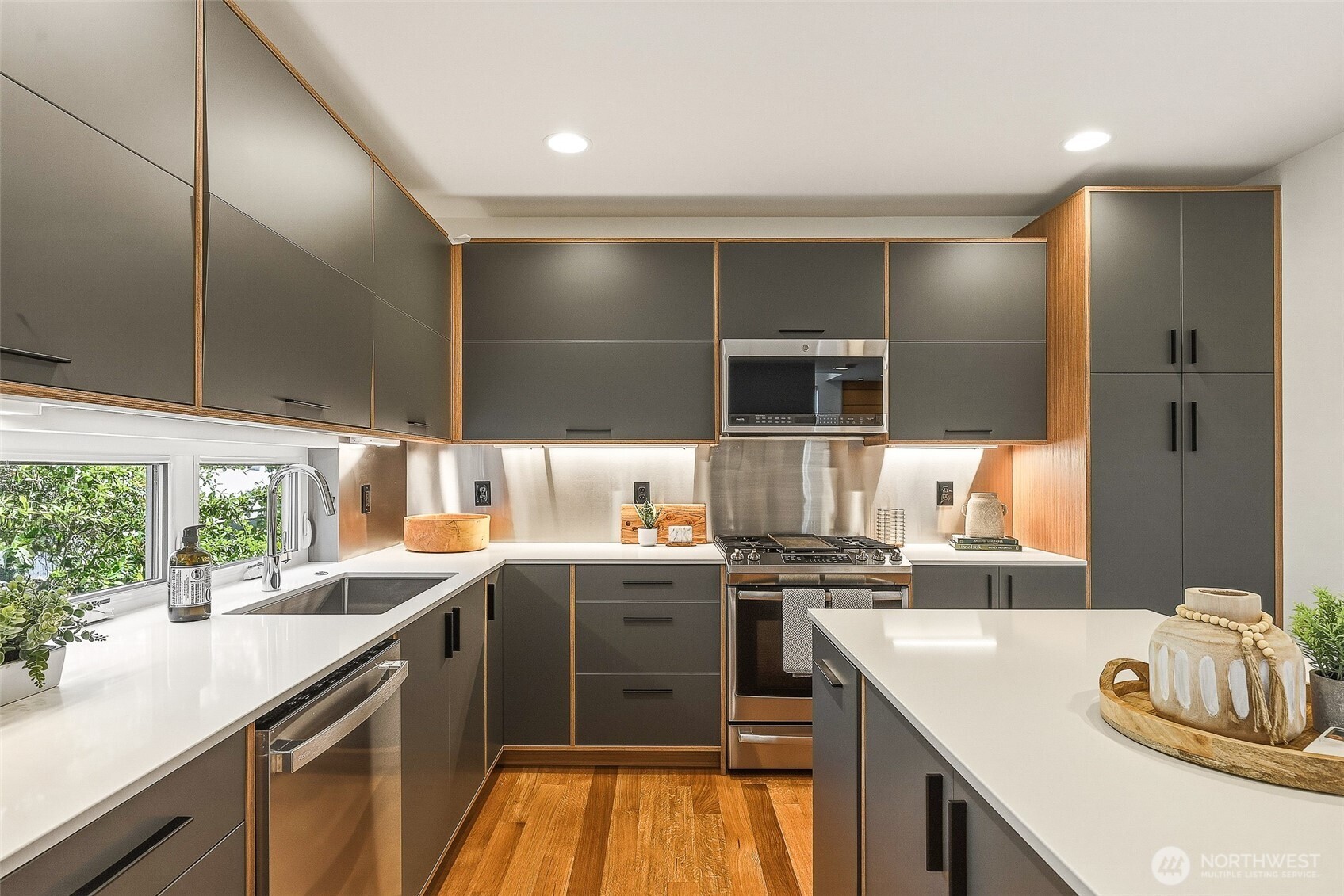 2415 W Lynn Street , Seattle, WA 98199