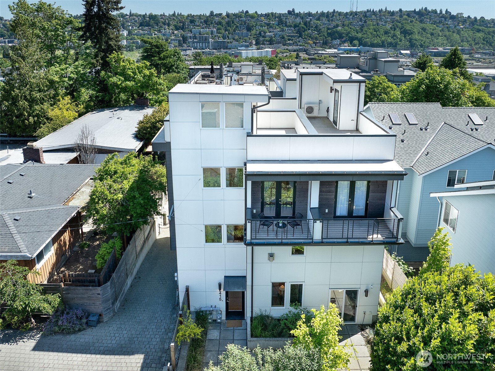 2415 W Lynn Street , Seattle, WA 98199