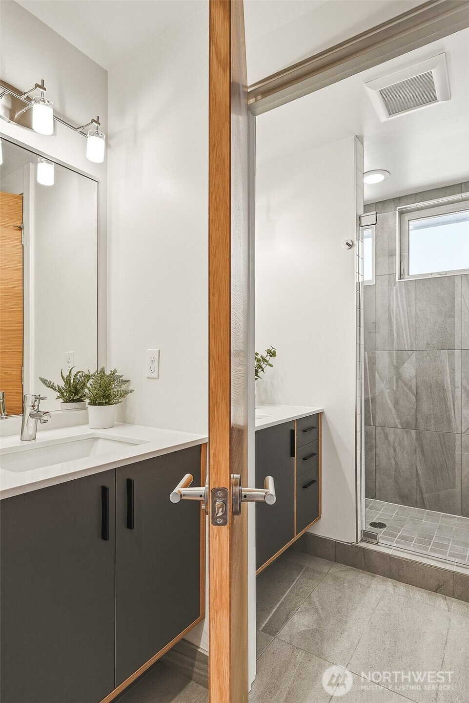 2415 W Lynn Street , Seattle, WA 98199
