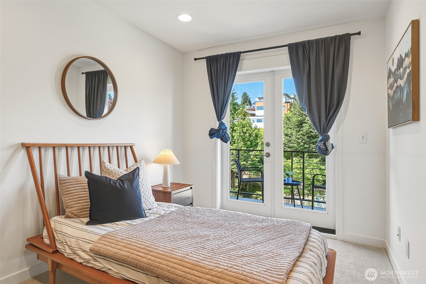 2415 W Lynn Street , Seattle, WA 98199