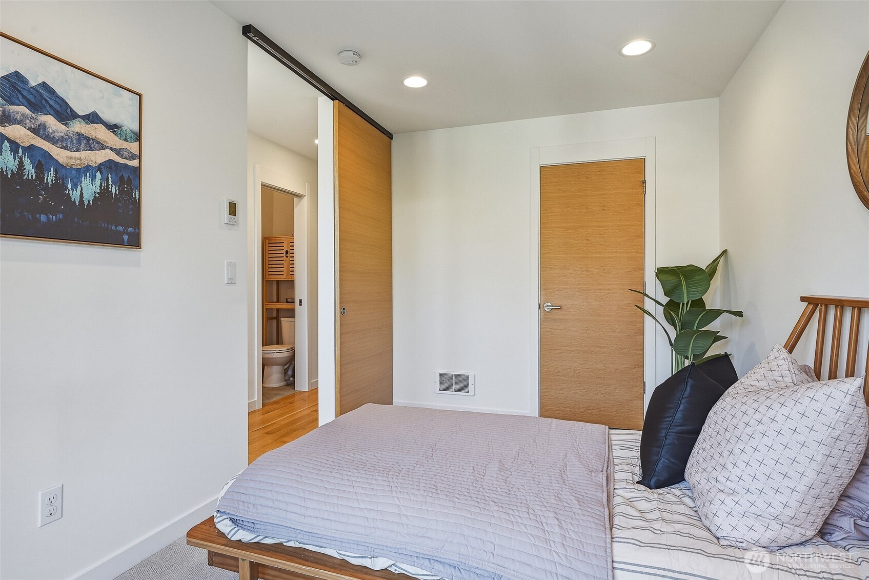 2415 W Lynn Street , Seattle, WA 98199