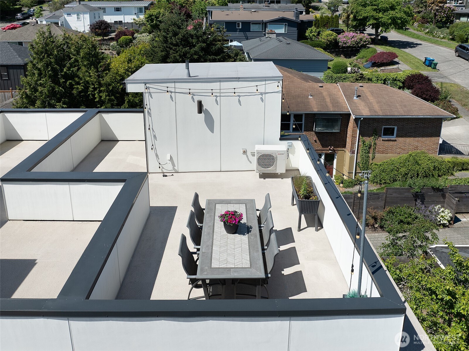 2415 W Lynn Street , Seattle, WA 98199