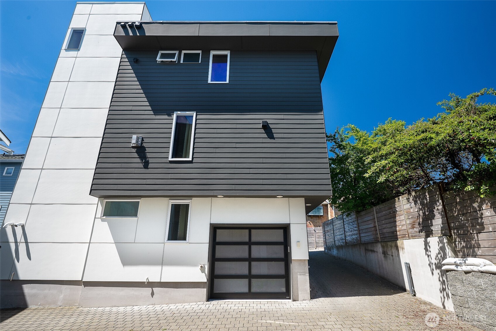 2415 W Lynn Street , Seattle, WA 98199