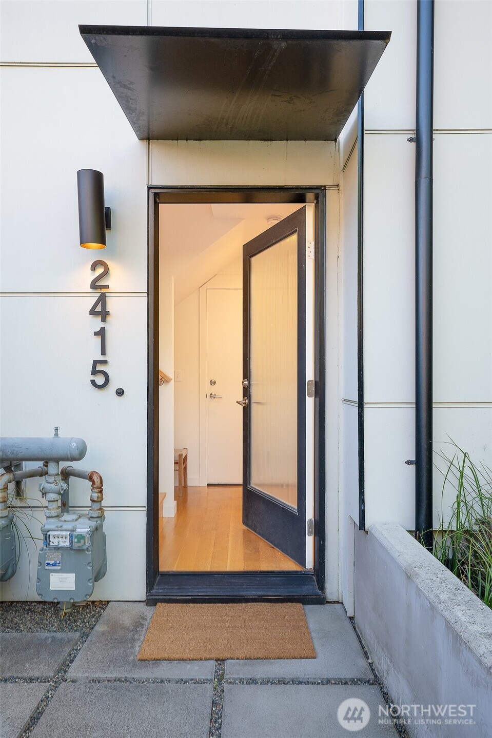 2415 W Lynn Street , Seattle, WA 98199