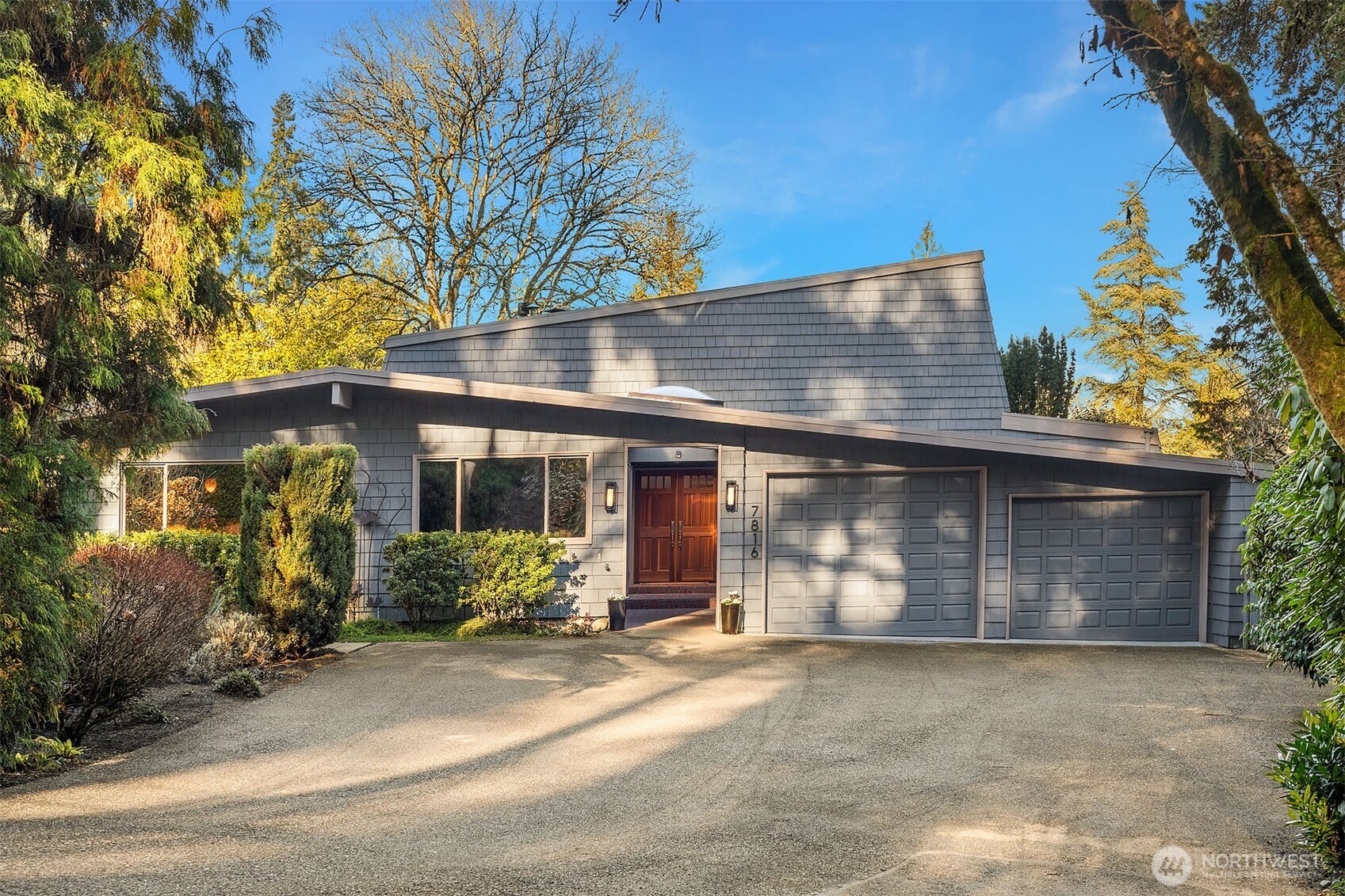 7816 NE 32nd Street , Medina, WA 98039
