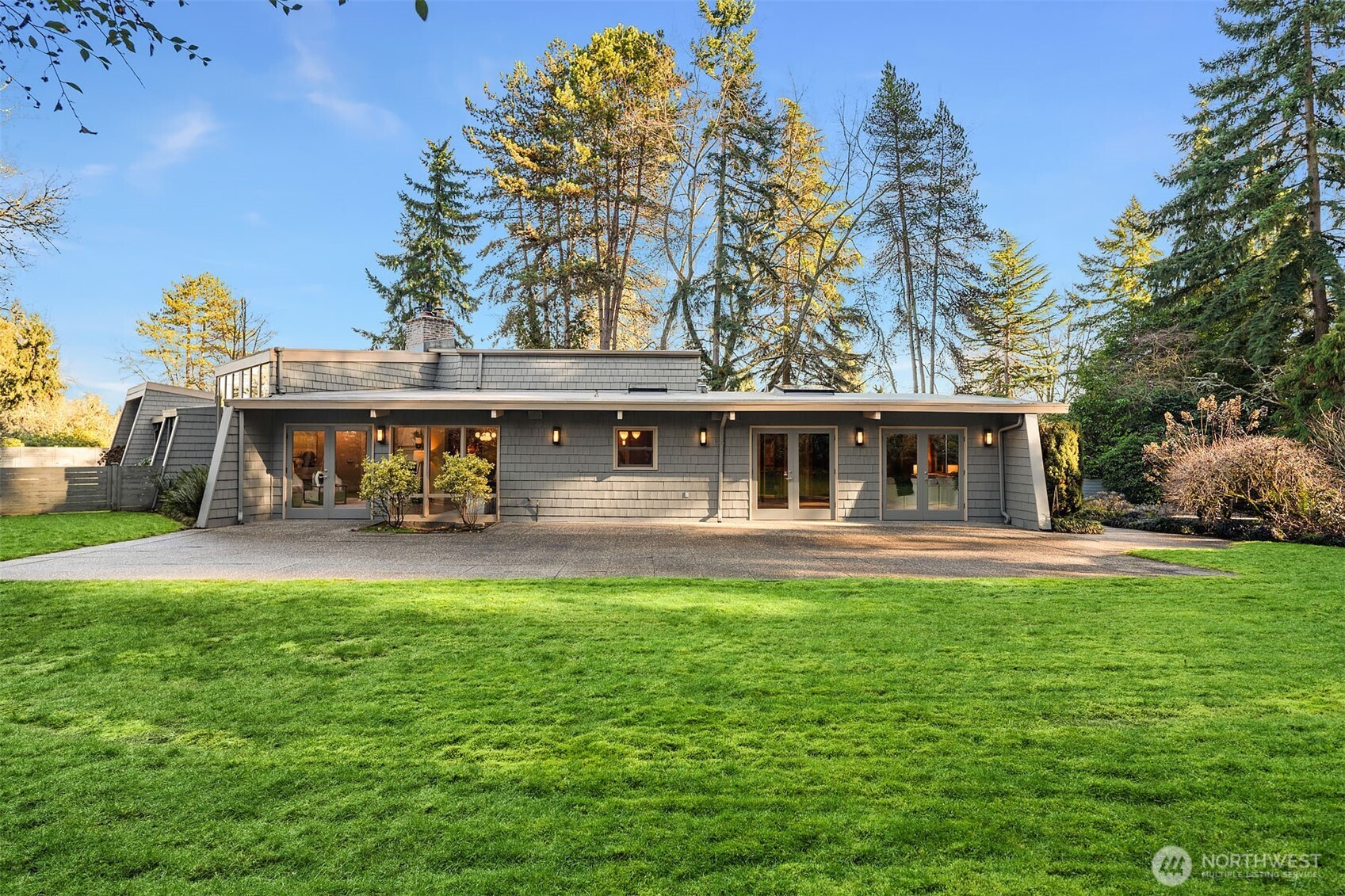 7816 NE 32nd Street , Medina, WA 98039