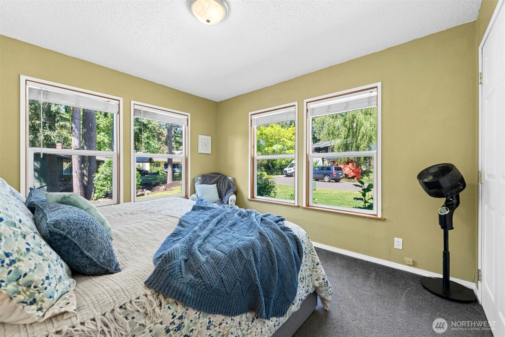 711 Eagle Cliff Rd NE, Bainbridge Island, WA 98110