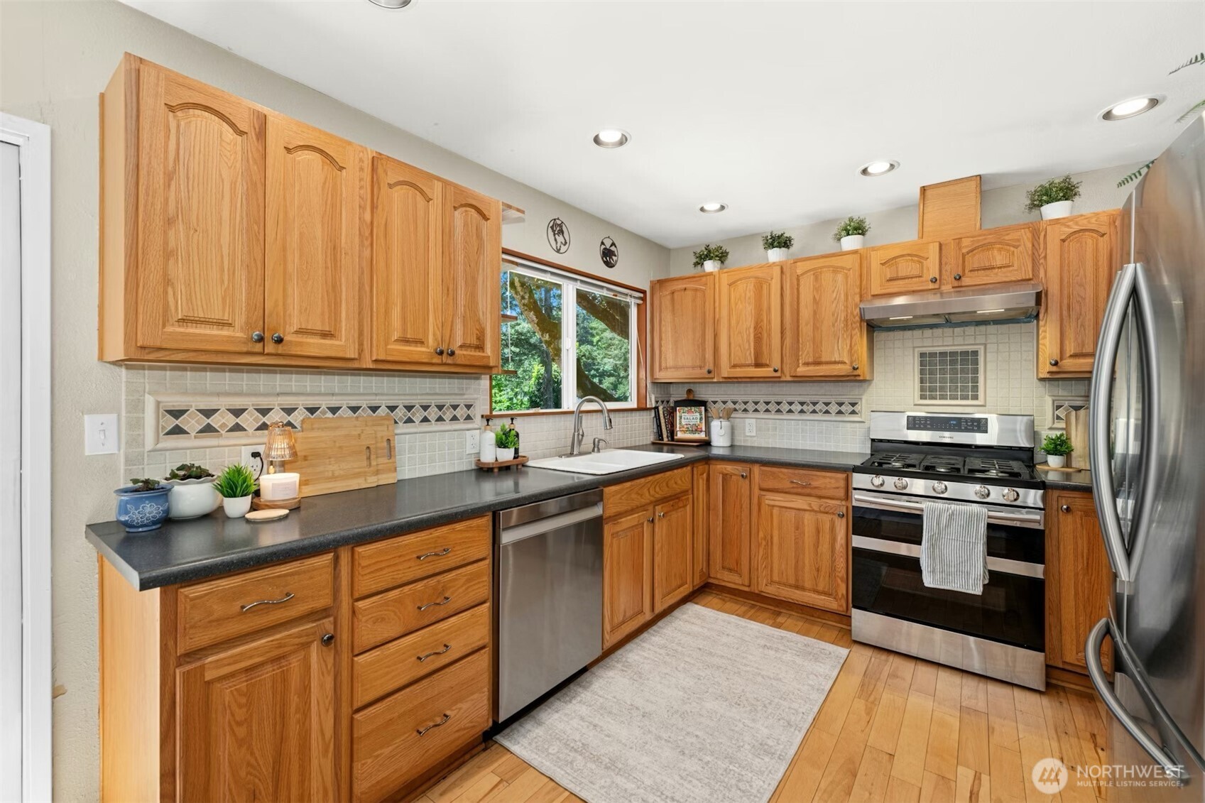 711 Eagle Cliff Rd NE, Bainbridge Island, WA 98110