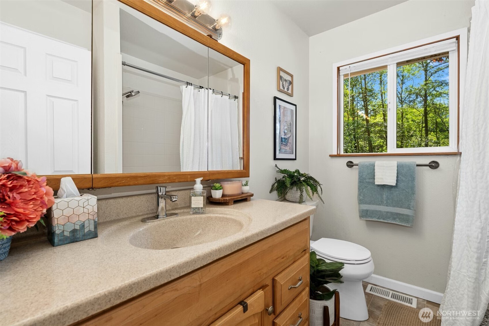 711 Eagle Cliff Rd NE, Bainbridge Island, WA 98110