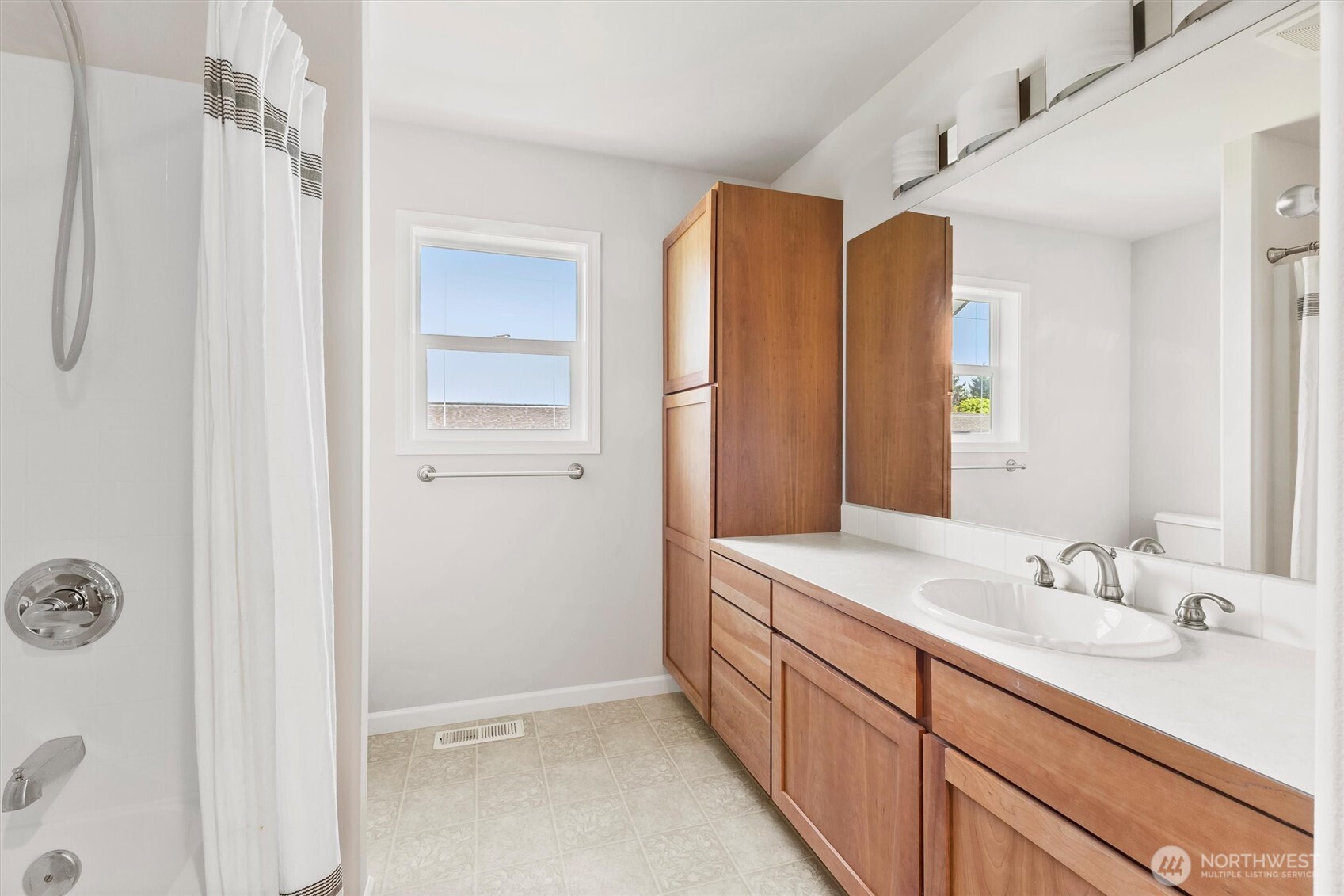 1149 Aaron Drive #B, Lynden, WA 98264