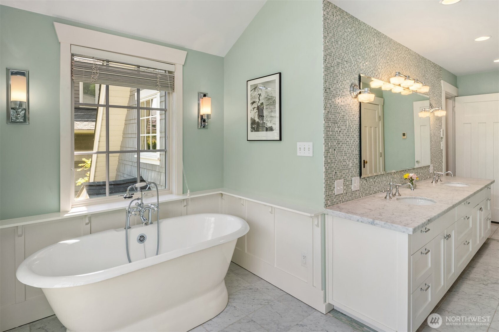 2403 11th Avenue W, Seattle, WA 98119-2501