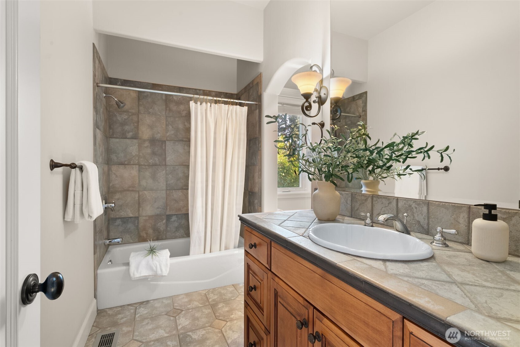 15889 25th Avenue SW, Burien, WA 98166-2605