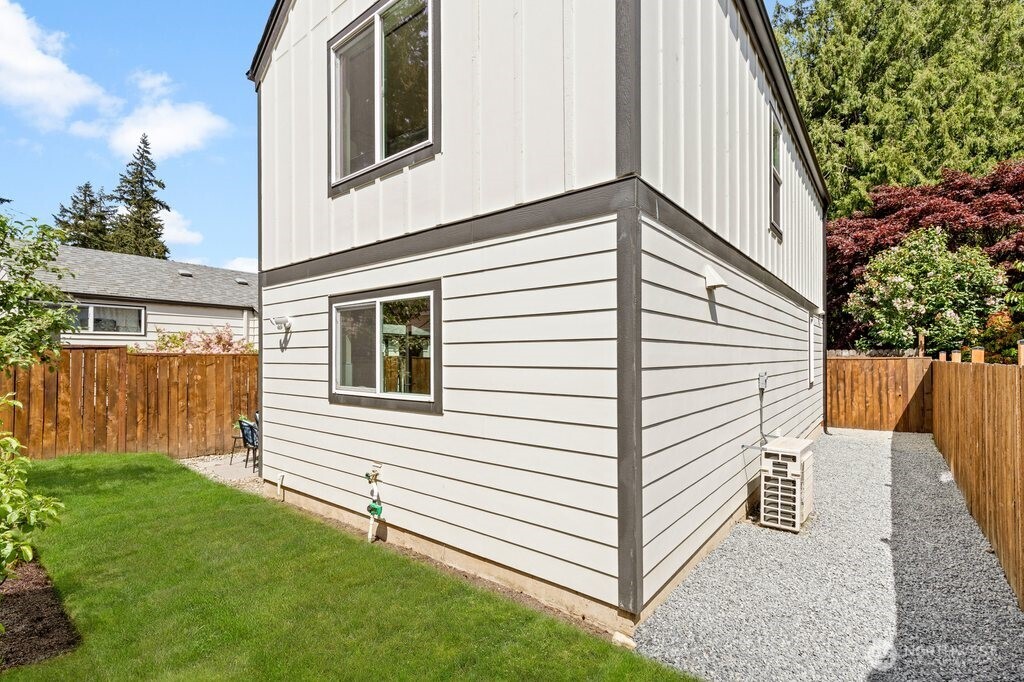 14338 Ashworth Avenue N #B, Seattle, WA 98133-7124