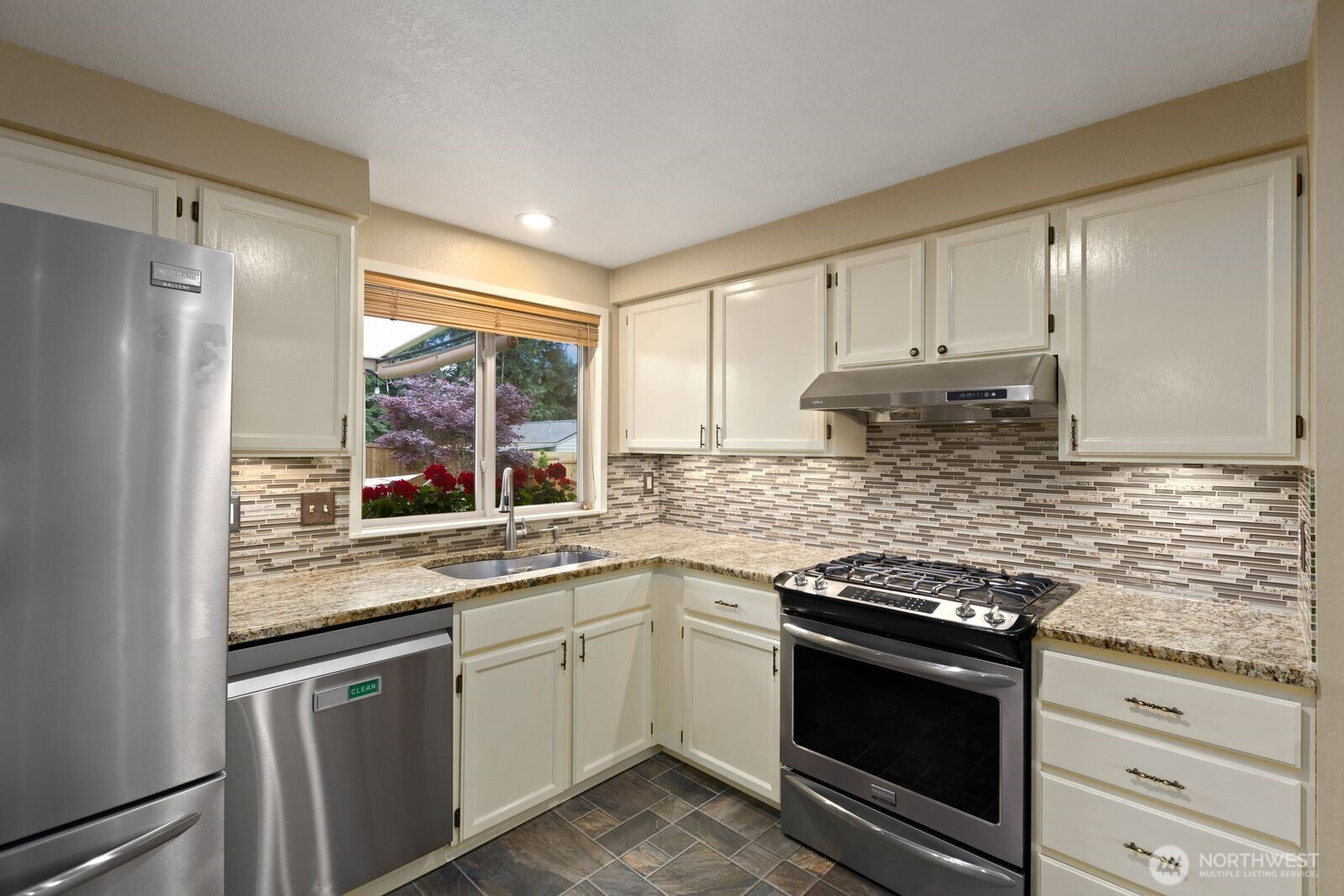904 SW 214th Place , Lynnwood, WA 98036