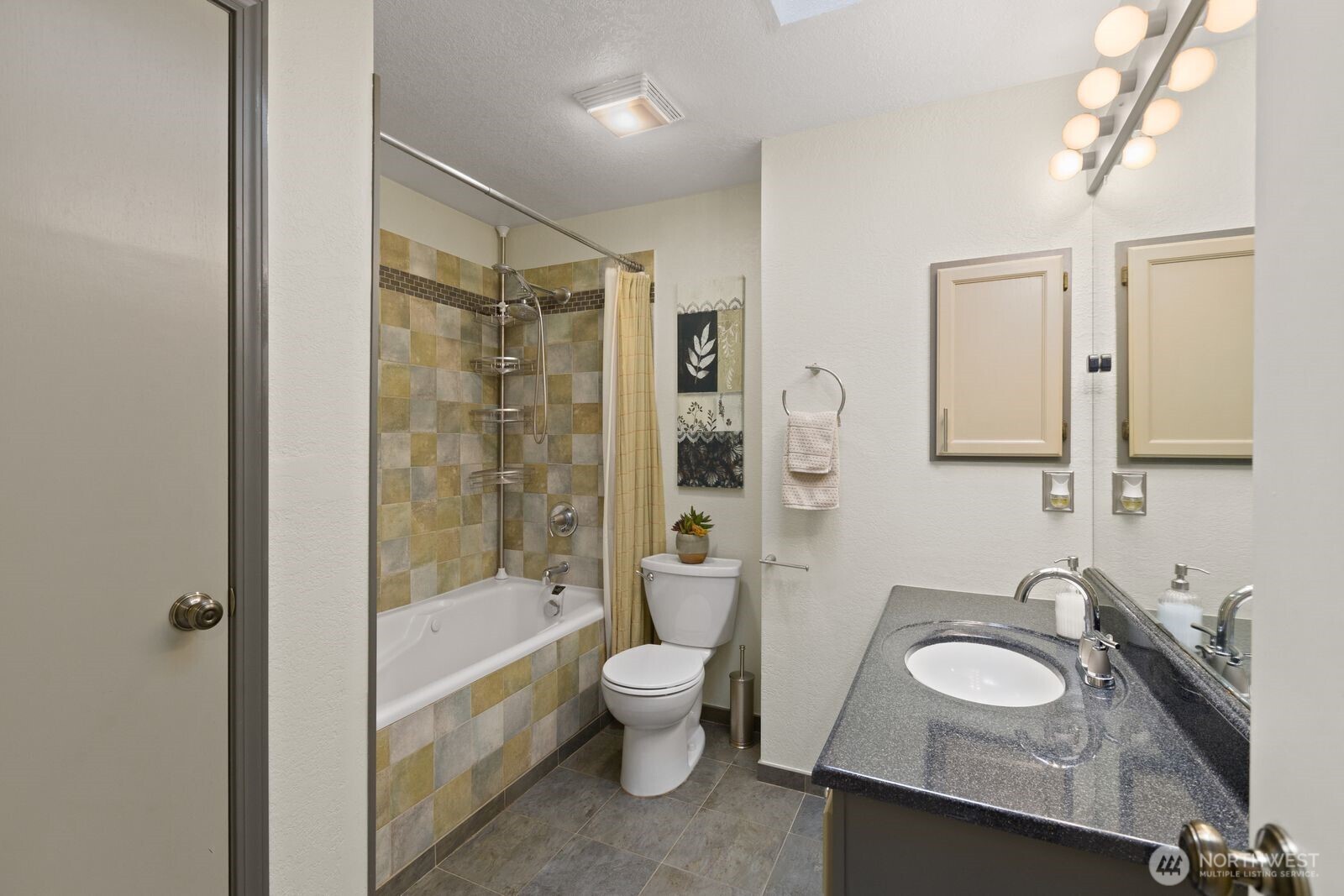 904 SW 214th Place , Lynnwood, WA 98036