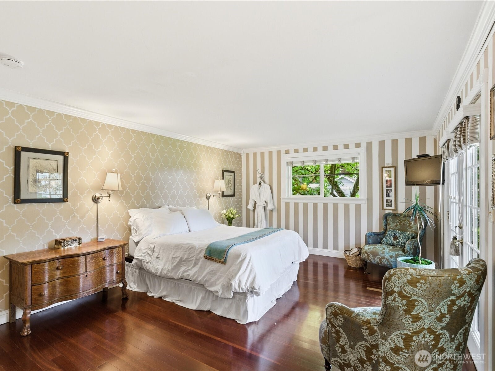 12841 NE 113th Street , Kirkland, WA 98033-4107